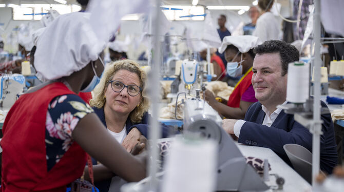 Entwicklungsministerin Svenja Schulze und Arbeitsminister Hubertus Heil (beide SPD) besuchen eine Textilfabrik in Ghana.  FOTO: