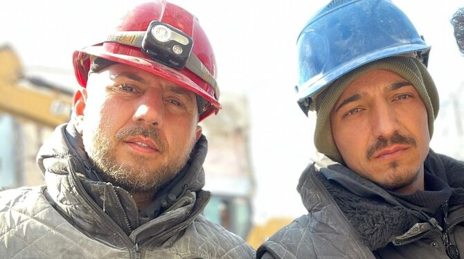 Kadir Uysal (links) und Onur Durmus sind direkt nach dem Erdbeben ins Katastrophengebiet gereist, um zu helfen. Die Aufnahme zei