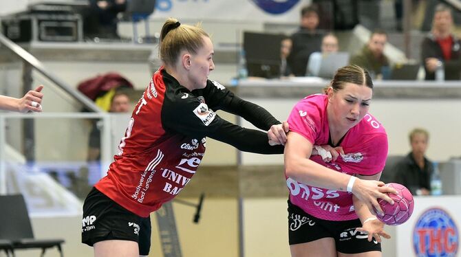 Die erfolgreichsten Torschützinnen im direkten Duell: Katarina Pandza (mit Ball) ist für Metzingen, Annika Lott für den Thüringe