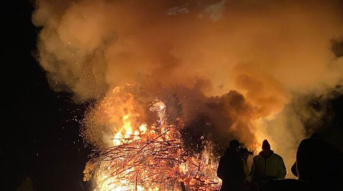Perfekte Bedingungen sorgten für ein tolles Funkenfeuer in Bichishausen.  FOTO: BLOCHING