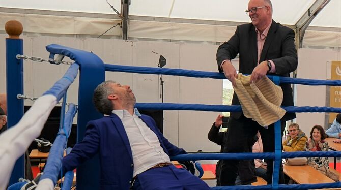 Oberbürgermeister Boris Palmer gibt sich gegen Daniel Lede-Abal geschlagen.  FOTOS: STRAUB