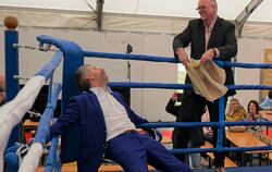 Oberbürgermeister Boris Palmer gibt sich gegen Daniel Lede-Abal geschlagen.  FOTOS: STRAUB