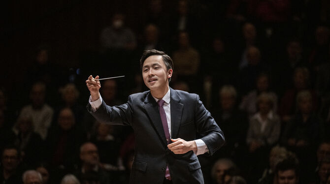 Kens Lui dirigierte in der Reutlinger Stadthalle die Württembergische Philharmonie bei Mozarts »Haffner-Sinfonie«.  FOTO: REINER