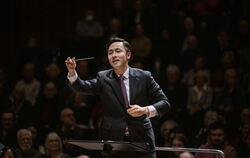 Kens Lui dirigierte in der Reutlinger Stadthalle die Württembergische Philharmonie bei Mozarts »Haffner-Sinfonie«.  FOTO: REINER