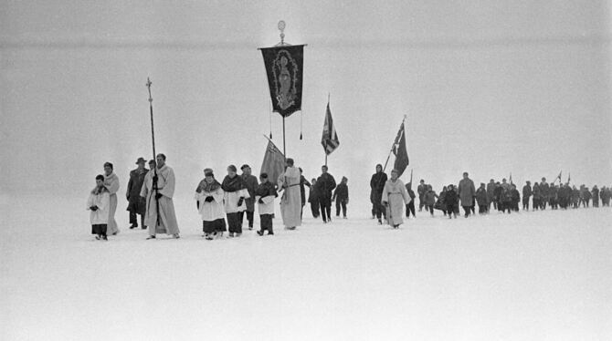 Bei der Eisprozession im Jahr 1963 trugen Tausende Pilger eine Büste des Heiligen Johannes über den zugefrorenen Bodensee von De