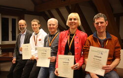 Bürgermeister Soltau ehrte am Montag Arkhip Emmerich, Klaus Mezger, Pamela Veith und Ralf Steißlinger (von links ) für herausrag