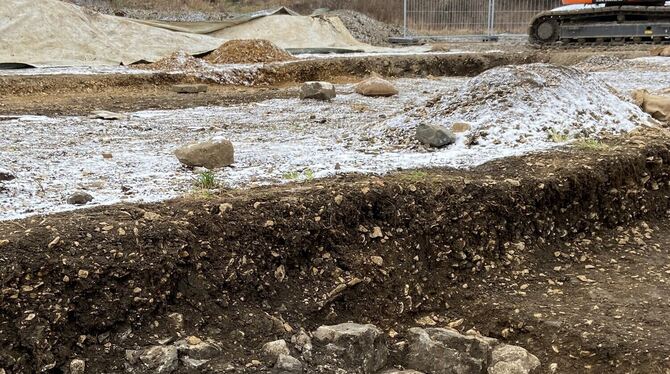 Insgesamt vier Brunnen hat das Grabungsteam um Ute Heuer am Weiherrain bereits aufgedeckt. Ein Stein ist mit einem Ammoniten ver