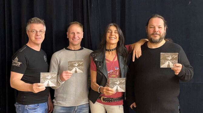 Die Musiker von She's The Boss aus Albstadt mit dem neuen Album: von links Bassist Rainer Konzelmann, Schlagzeuger Andreas Mayer