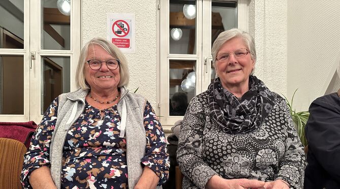 Mit Dank vom Bezirksgemeinderat als Leitungsteam des Mittelstädter Seniorenclub verabschiedet: Margot Müller (links) und Helga V