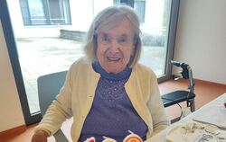 Maria Johow feierte ihren 100. Geburtstag im Seniorenheim mit einer stattlichen Torte. 