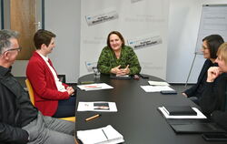 Kultusministerin Theresa Schopper (Mitte) im Gespräch mit (von links) Politik-Ressortleiter Davor Cvrlje, den Redakteurinnen Kar