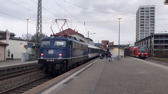 In Reutlingen Hbf wird die stündliche RB 63 (rechts) aus Bad Urach von MEX-18- und MEX-12-Zügen (Osterburken/Heilbronn – Tübing