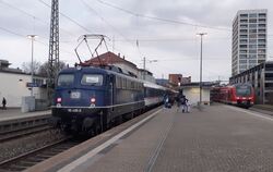  In Reutlingen Hbf wird die stündliche RB 63 (rechts) aus Bad Urach von MEX-18- und MEX-12-Zügen (Osterburken/Heilbronn – Tübing
