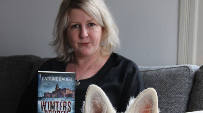 Krimiautorin Catrine Bauer, mit Hündin Juno und ihrem Buchcover. FOTO: FÖRDER