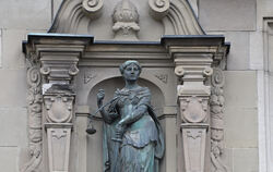 Symbolträchtig: Justitia an der Fassade des Reutlinger Amtsgerichts.  FOTO: ZENKE