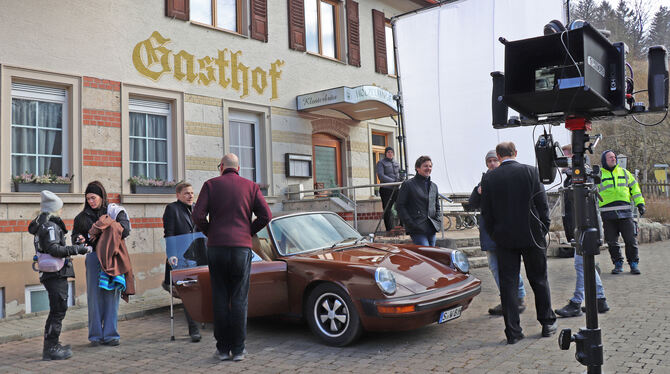 Die ganze Woche wird der Tatort in Bichishausen gedreht, mittendrin die Hauptdarsteller Richy Müller (für den Film auf Krücken)