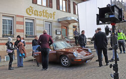 Die ganze Woche wird der Tatort in Bichishausen gedreht, mittendrin die Hauptdarsteller Richy Müller (für den Film auf Krücken) 