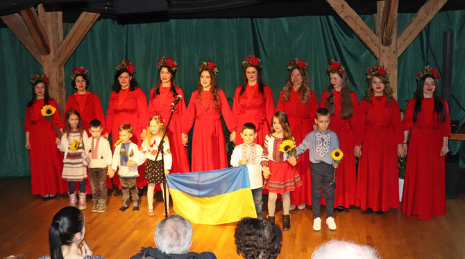 Der Chor »Chervona Kalyna« rührte das Publikum in der Zehntscheuer mit seinem Gesang an und warb gemeinsam mit ukrainischen Kind