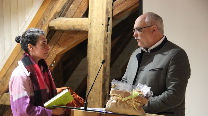 Nach Vortrag und Diskussion gab es noch reichlich Gesprächsstoff mit Bastian Kaiser.  FOTO: FÖRDER