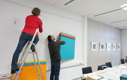 Die Doris-Knapp-Ausstellung im GEA nimmt Gestalt an: Kathrin Fastnacht und Helmut Anton Zirkelbach beim Aufbau.   FOTO: KNAUER