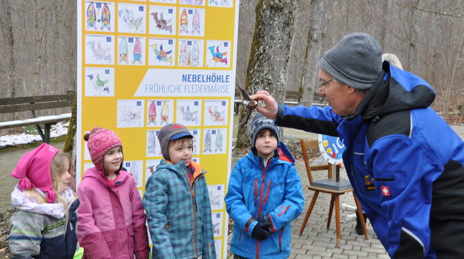Fledermausonkel Alexander Meister beantwortete jede Menge Fragen der Kinder zu den kleinen, fliegenden Säugetieren, die in der N
