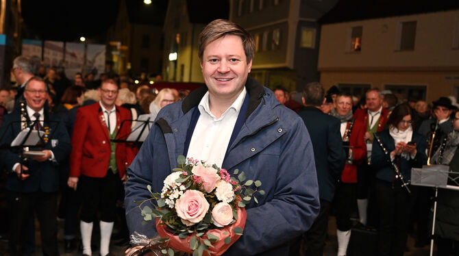 Andreas Schmidt, noch selbst überrascht vom klaren Wahlausgang, nimmt Glückwünsche und Blumen entgegen.  FOTO: PIETH