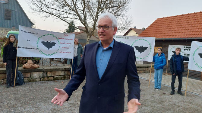Eine spontane Demo zur Begrüßung: Mitglieder des Bündnisses für nachhaltige Mobilität nutzten den Besuch von Jürgen Resch in Neh