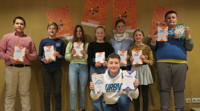 Die Teilnehmer im Kreisentscheid der Umlandschulen nach dem Wettbewerb in der Stadtbibliothek: (von links) Lukas Bleher, Jonatha