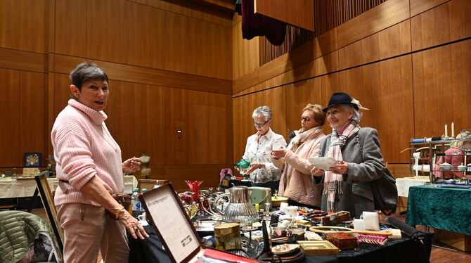 Für die Reutlingerin Magda Kaufhold sind Antiquitäten ein Hobby. Die Besucherinnen ihres Standes sind begeistert davon.  FOTOS: