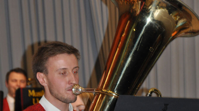Kristian Janzen als Solist an der Tuba bei der »Schürzenjäger Polka«.  FOTO: BIMEK