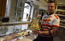 Seit ein paar Tagen neu in seiner Eis-Theke: Thomas Micolino, Chef des Rottenburger Eiscafés Rino mit seiner Grillen-Eis-Kreatio