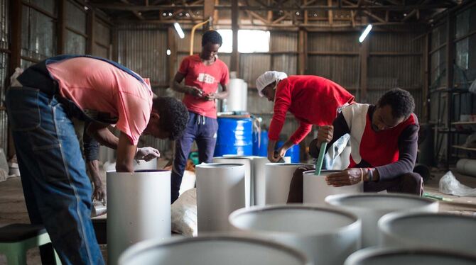 Unterstützung für eine Firma in Äthiopien, die Wasserfilter produziert.  FOTOS: SCHMAUDER