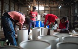 Unterstützung für eine Firma in Äthiopien, die Wasserfilter produziert.  FOTOS: SCHMAUDER