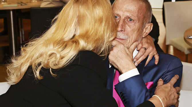 Angelika Camm-Daum umarmt ihren zu Tränen gerührten Mann Christoph Daum bei der Gedenkfeier für MV.  FOTO: WOLFGANG LIST