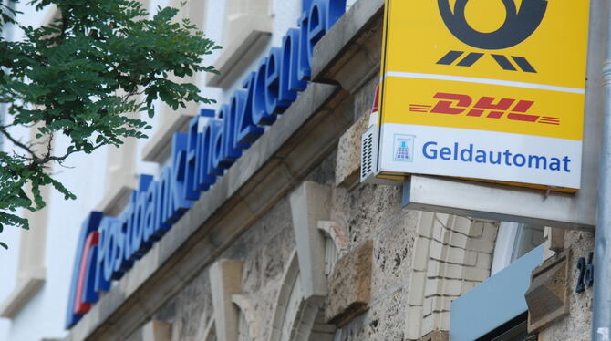 Zu wenig abgeworfen: Die Post(bank) am Metzinger Bahnhof gibt’s nicht mehr, ihre Mitarbeiter schon.  ARCHIVFOTO: PFISTERER