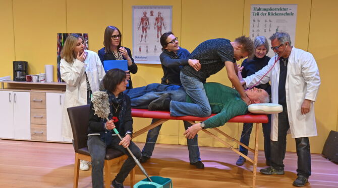 »Zu Risiken und Nebenwirkungen« weiß die Theatergruppe Schwobastroich in ihrem neuen Stück einiges beizutragen.  FOTO: MEYER