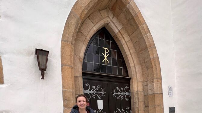 Pfarrerin Iris  Wigger vor dem Eingang der Pfullinger Martinskirche, in der sie am Sonntag feierlich in ihr Amt eingesetzt wird.