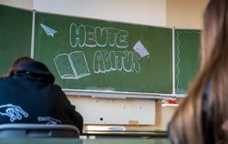 Eine bunt gestaltete Tafel in einem Klassenzimmer. FOTO: SCHULDT/DPA