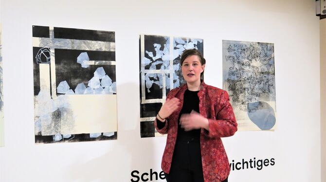 Die Marburger Künstlerin Julia Weißflog vor drei ihrer Drucke in ihrer Ausstellung »Scheinbar Unwichtiges«.  FOTO: KNAUER