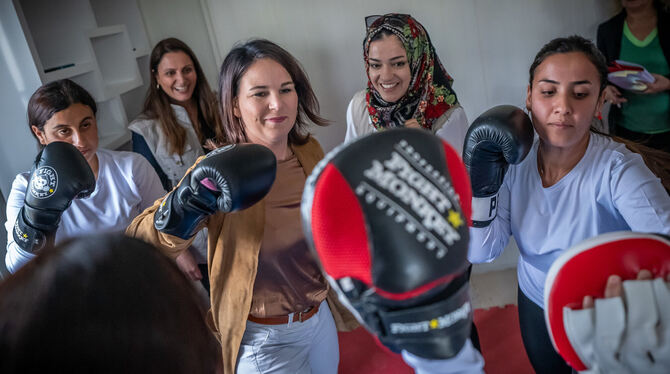Außenministerin Annalena Baerbock (Mitte) beim Besuch eines Flüchtlingslagers im Nordirak. Sie will in der Außenpolitik Frauen u