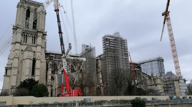 Mit Kränen und Gerüsten wird die Kathedrale wieder aufgebaut.  FOTO: ZIMMERMANN