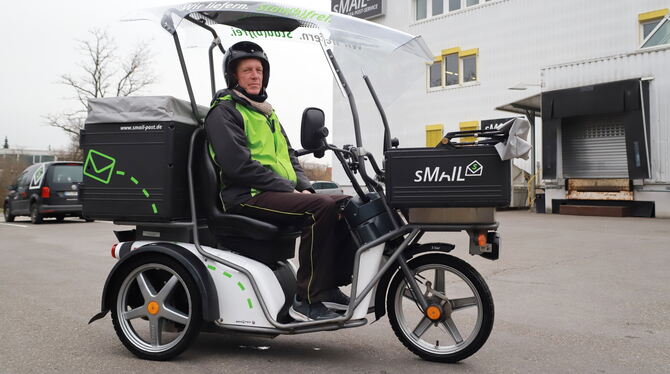 Dino Del Borgo, Zusteller von S-Mail/GEA Post-Service, ist mit einem Elektro-Dreirad unterwegs. FOTO: REISNER