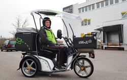 Dino Del Borgo, Zusteller von S-Mail/GEA Post-Service, ist mit einem Elektro-Dreirad unterwegs. FOTO: REISNER