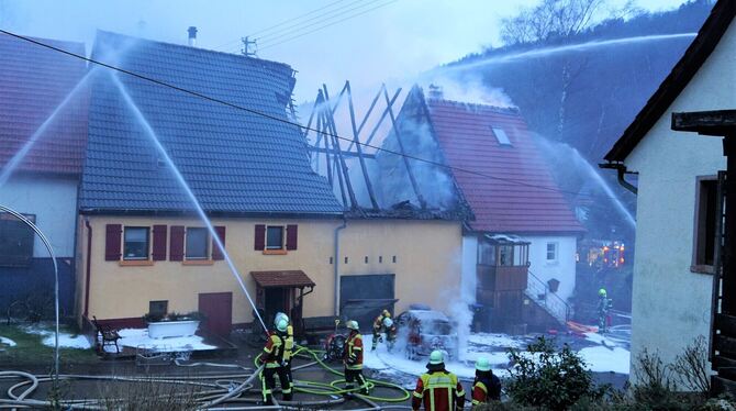 Alle drei Abteilungen der Gomadinger Feuerwehr waren Mitte April 2022 in Dapfen bei einem Dachstuhlbrand gefordert. FOTO: LENK