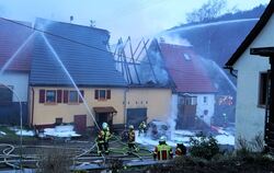Alle drei Abteilungen der Gomadinger Feuerwehr waren Mitte April 2022 in Dapfen bei einem Dachstuhlbrand gefordert. FOTO: LENK