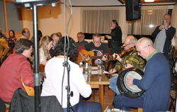Freunde irischer Folk-Musik musizierten bei der Jam-Session im Bleichstetter Sportheim gemeinsam. FOTO: BIMEK