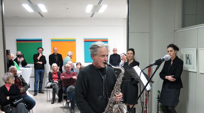 Der Sohn der Künstlerin, Jürgen Knapp, improvisierte bei der Ausstellungseröffnung zu Doris Knapps Schaffen auf dem Saxofon. FOT