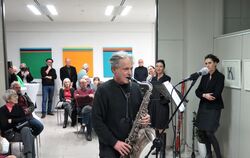 Der Sohn der Künstlerin, Jürgen Knapp, improvisierte bei der Ausstellungseröffnung zu Doris Knapps Schaffen auf dem Saxofon. FOT