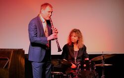 Frank Roberscheuten an der Klarinette, Iris Oettinger am Schlagzeug.  FOTO: MORAWITZKY