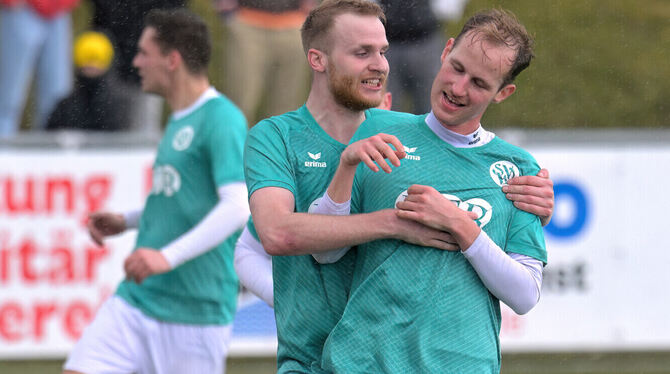 Die beiden Torschützen des SV Walddorf unter sich: Stefan Tilgner (links) und Jonas Retter.  FOTO: BAUR